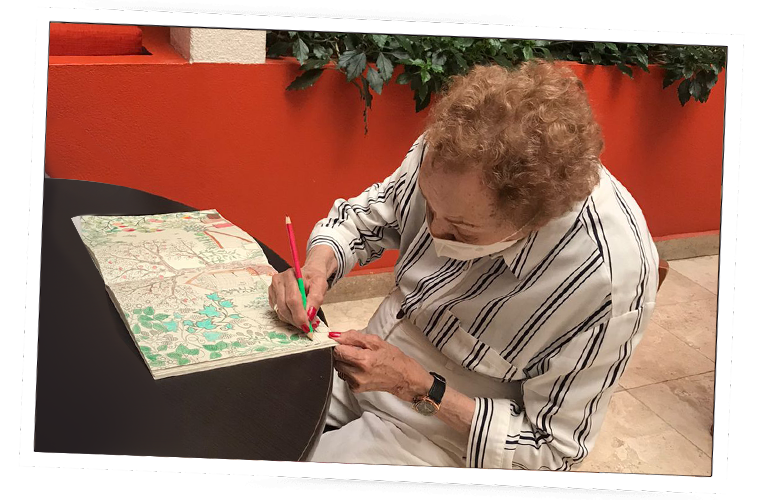 mujer mayor con un mapa en casa hogar para adultos mayores
